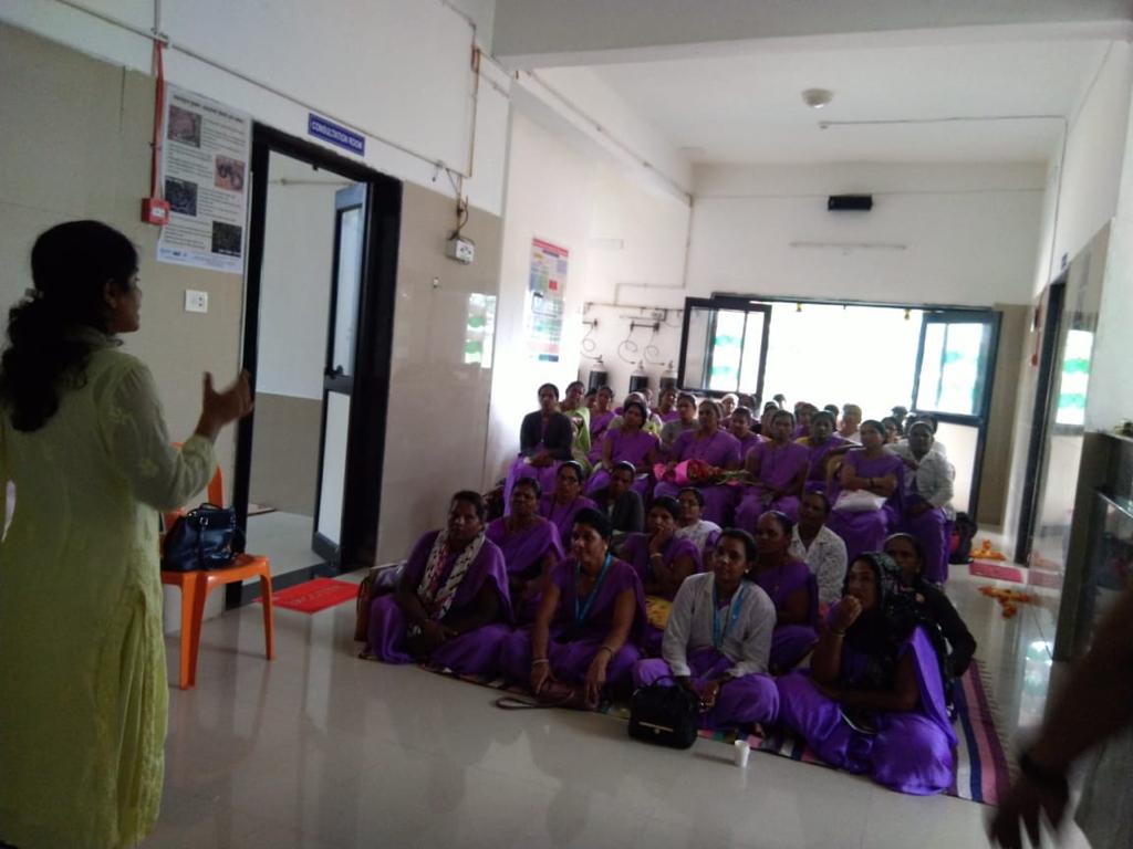 icmrnirwoh's tweet photo. Our team at MRHRU Vani, in collaboration with public health department Maharashtra, conducted training for ASHAs on #snakebite and #sicklecell disease. More than 60 ASHAs were trained during this session.
#SickleCellAwarenessMonth https://t.co/FPcHPtddBw