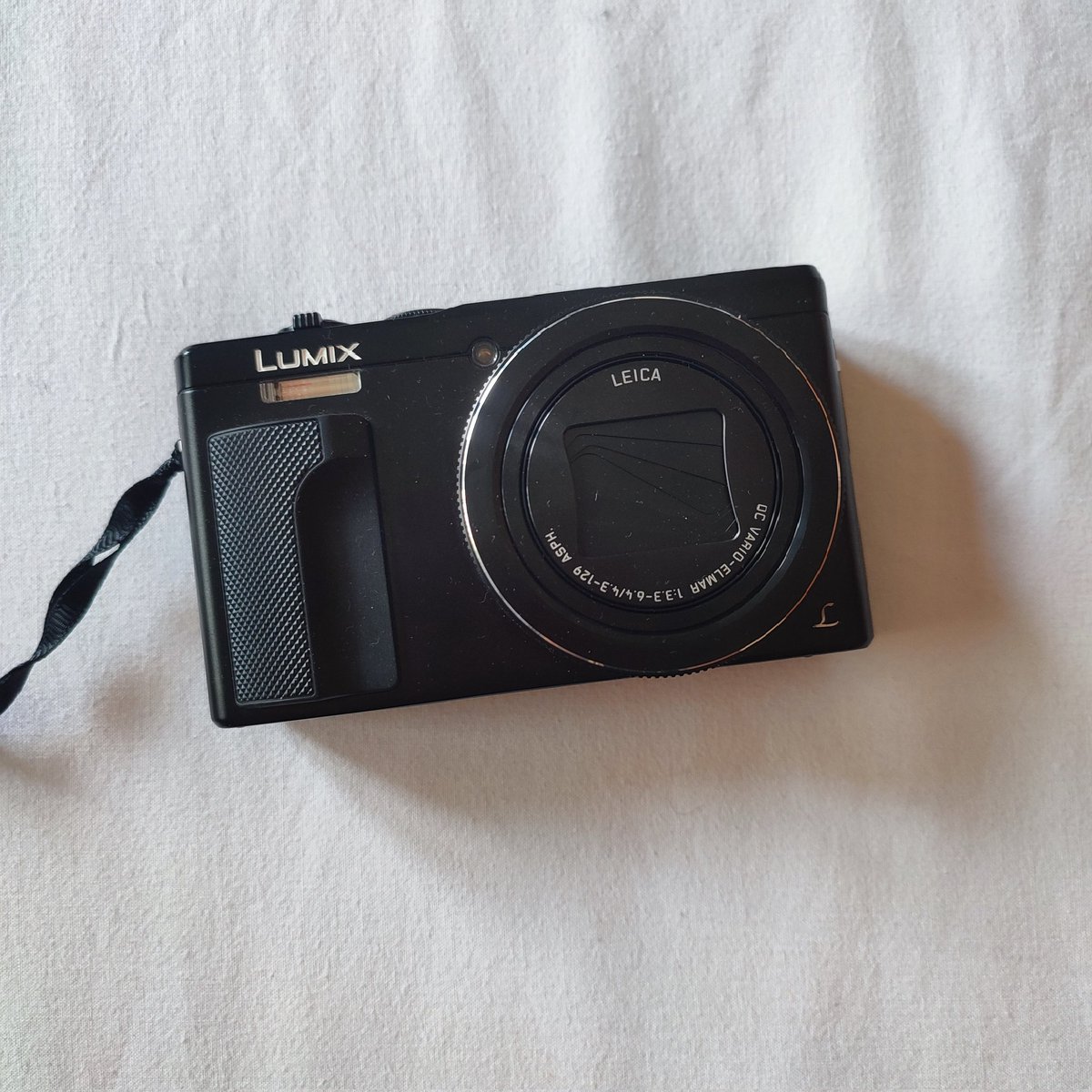 La mejor cámara para conciertos y cosas así:
Panasonic Lumix TZ80

Nueva es cara, pero se vende de segunda mano en Wallapop 

Yo la conseguí por 120€
panasonic.com/es/consumer/ca…