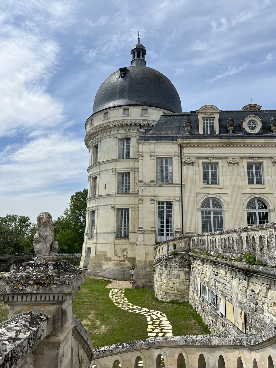 manonbna's tweet photo. Château de Valençay, ancienne demeure du Prince De Talleyrand 👑 #Berry #MagnifiqueFrance https://t.co/iW5to1POBq