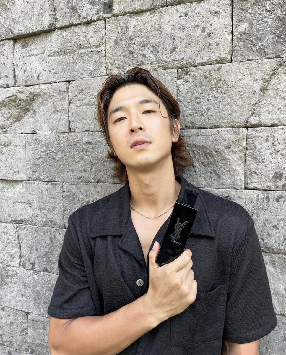 Elevate your senses, YSL's MYSLF. The sleek edges and monolith structure embrace the unique woody floral fragrance inside.