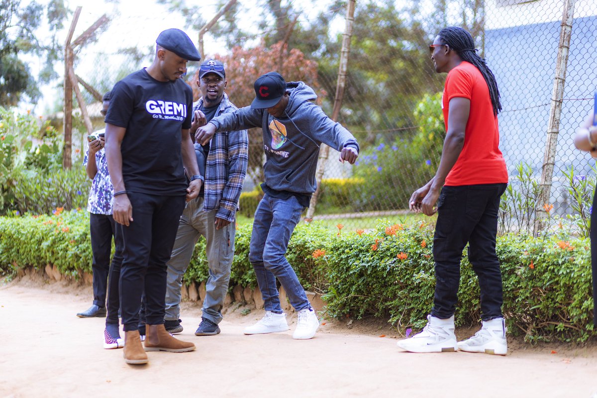 LyricoMycal's tweet photo. When @TrSulphur heard that the harvest is plentiful, but the laborers are few, he put together a team of harvesters to pay Mbarara prison a visit.
We had such a glorious experience there
#Gremi #PrisonOutreach #Wuluguma 🦁 https://t.co/69Yux001zm