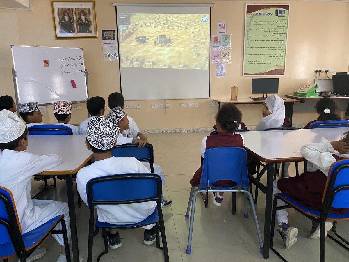 كل عام والامه الاسلاميه والعربيه بخير 
بمناسبه المولد النبوي الشريف احتفلت المدرسه هذا الصباح بهذه المناسبه العظيمه وقدمت بعض البرامج من ضمنها مشاهده فيلم عن مولد الرسول عليه افضل الصلاه والسلام