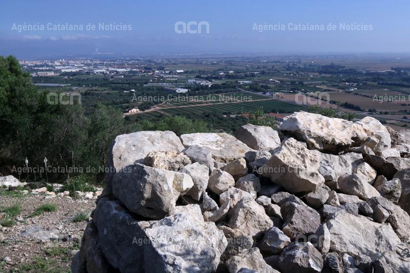 ACNebre's tweet photo. Els #arqueòlegs segueixen excavant a #Amposta un poblat ibèric que pot explicar com era el #deltadelEbre a l'època.
Les troballes de l'última campanya de la @universitatURV a #lAntic certifiquen una fase d'influència púnica i una posterior romana.
https://t.co/2YhCB3k2k9 https://t.co/v2gxO5MgB7