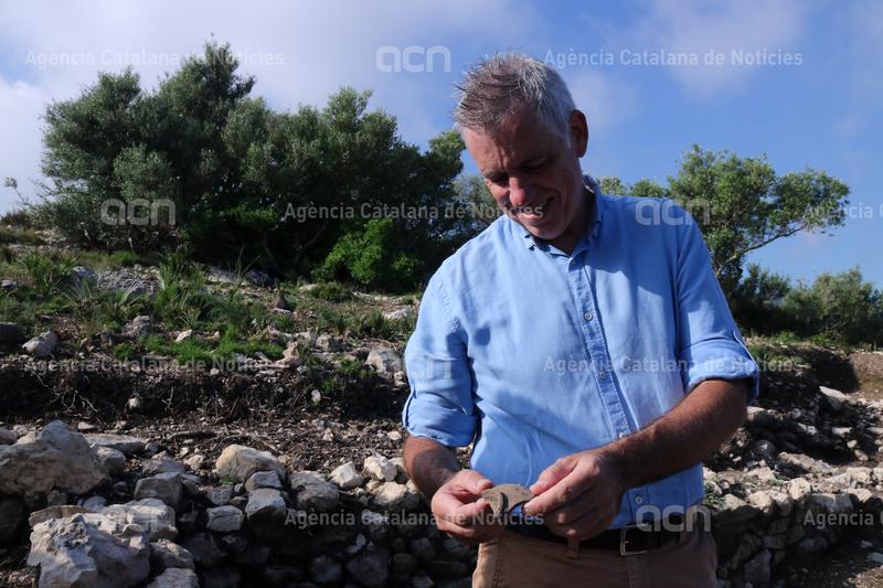 ACNebre's tweet photo. Els #arqueòlegs segueixen excavant a #Amposta un poblat ibèric que pot explicar com era el #deltadelEbre a l'època.
Les troballes de l'última campanya de la @universitatURV a #lAntic certifiquen una fase d'influència púnica i una posterior romana.
https://t.co/2YhCB3k2k9 https://t.co/v2gxO5MgB7