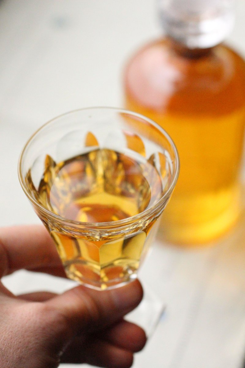 C'est reparti pour la saison des #coings! Ceux de mon jardin ne sont pas encore mûrs (et il y en aura peu cette année, snif), mais je vous propose déjà cette recette de liqueur de coings d'Orléans, que j'avais réalisé l'an passé.  => un-peu-gay-dans-les-coings.eu/2023/09/liqueu…