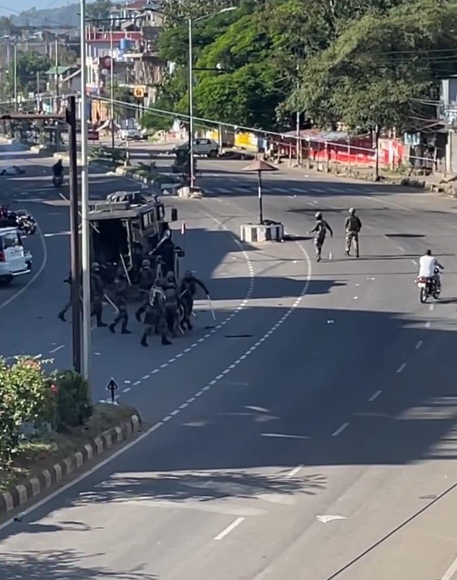 VannaWaheng's tweet photo. Assam Rifles beating up Meitei students .
#manipur #manipurviolence #NDTV #ArnabGoswami #NarendraModi #AmitShah #indiantimes https://t.co/kyCZhPelBL