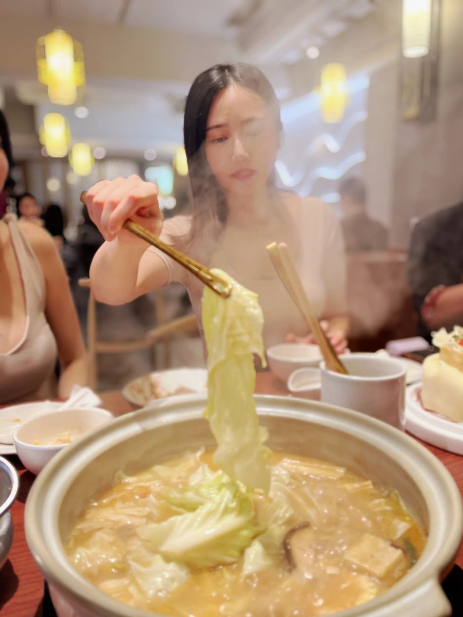 EhlertGi's tweet photo. Fish maw chicken soup hot pot, the more you drink, the more beautiful it becomes😀 https://t.co/qmXszT0Omr