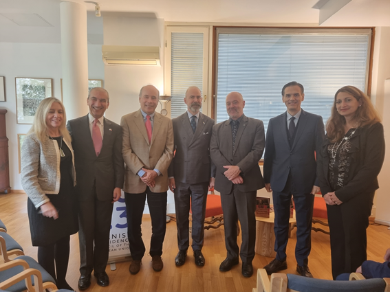 Eilen oli esittelytilaisuus professori <a href="/pakkasvirta/">Jussi Pakkasvirta</a> uusimmasta kirjasta Francon kanssa?, joka käsittelee 🇪🇸n ja 🇫🇮n suhteita kylmän sodan aikana. 

🙏Kiitos tämän mielenkiintoisen näkökulman tarjoamisesta vähemmän tunnettuun aikaan maidemme välisissä suhteissa. <a href="/helsinkiuni/">University of Helsinki</a>