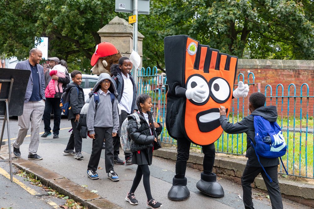 Another day and another morning of encouraging our children to walk, scoot or cycle to school! 🚶🏻‍♀️🛴🚴🏿‍♂️ The #leedsschoolstreets initiative is really helping to keep our journey into school safe and we loved our visitors last week! @ConnectingLeeds