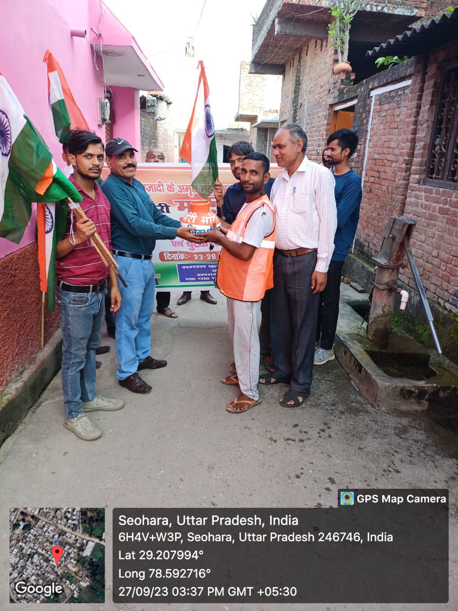 NppSeohara's tweet photo. मेरी माटी मेरा देश कार्यक्रम के अंतर्गत नगर के पांच वार्डो में जाकर प्रत्येक घर से चुटकी भर मिट्टी मुट्ठी भर अक्षत कलश यात्रा निकाली गई।
#swachhtapakhwada
 #swacchamritmahotsav
 #swachhbharatmissionurban
 #swachhtahiseva
 #swachhpakhwada2023
 #nagarvikasup
 #nagarvikasvibhag https://t.co/qhXKnQHdwA