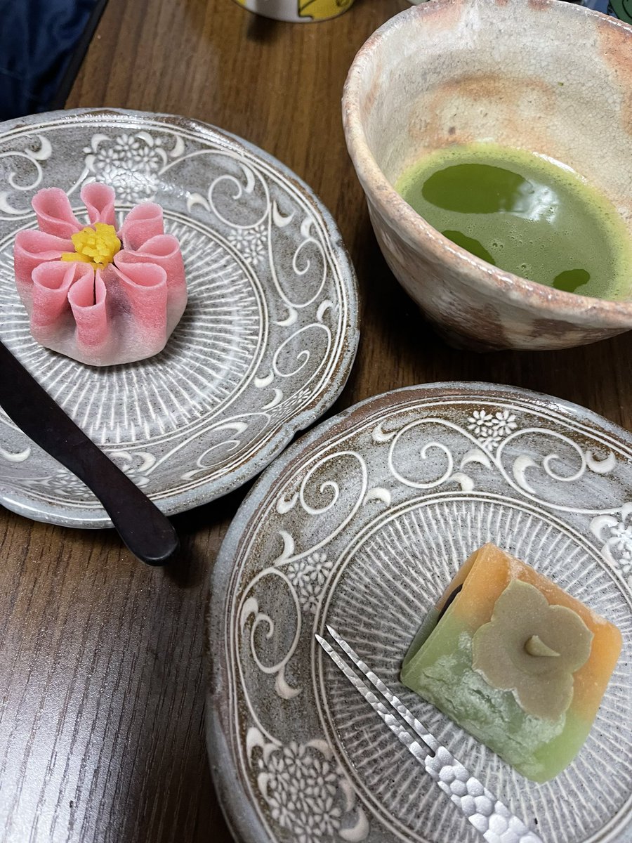 pchie's tweet image. 今日から新しいお茶のお教室。前の先生がご引退。
新しい先生は芒のような柳のような洒脱な方で、今後のお稽古ご楽しみに〜🎵
夜、家で頂いたお菓子で一服ナリ〜