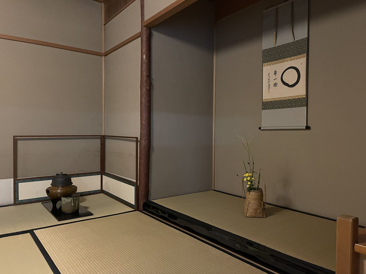 pchie's tweet image. 今日から新しいお茶のお教室。前の先生がご引退。
新しい先生は芒のような柳のような洒脱な方で、今後のお稽古ご楽しみに〜🎵
夜、家で頂いたお菓子で一服ナリ〜