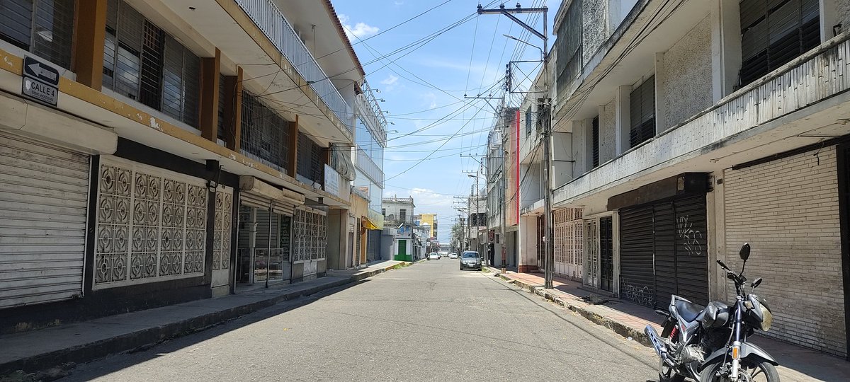 roshernandez's tweet image. A un año de reactivar el paso de mercancías en la frontera entre Venezuela y Colombia, este es el panorama que muestra San Antonio #Táchira la población que alguna vez  fue referente comercial para Latinoamérica 👇🏻

#26Sept
