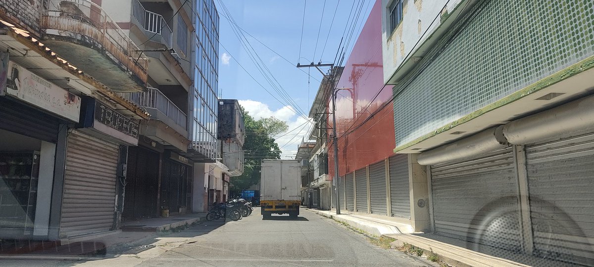 roshernandez's tweet image. A un año de reactivar el paso de mercancías en la frontera entre Venezuela y Colombia, este es el panorama que muestra San Antonio #Táchira la población que alguna vez  fue referente comercial para Latinoamérica 👇🏻

#26Sept
