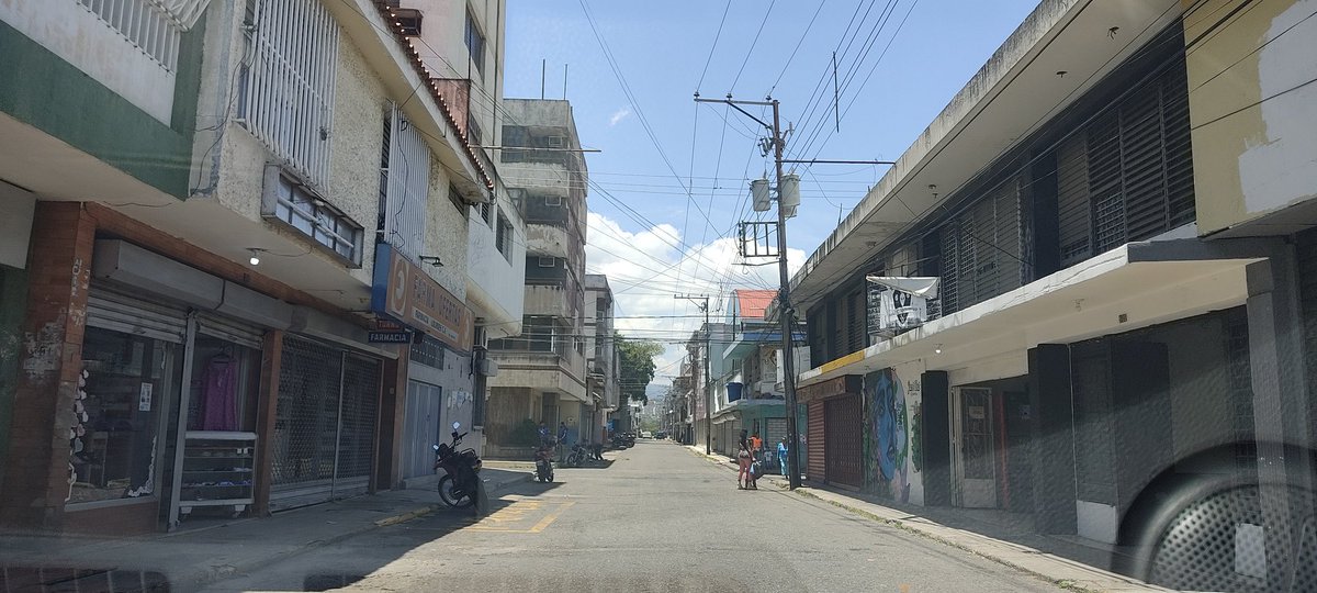 roshernandez's tweet image. A un año de reactivar el paso de mercancías en la frontera entre Venezuela y Colombia, este es el panorama que muestra San Antonio #Táchira la población que alguna vez  fue referente comercial para Latinoamérica 👇🏻

#26Sept