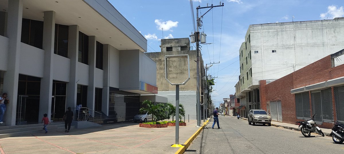 A un año de reactivar el paso de mercancías en la frontera entre Venezuela y Colombia, este es el panorama que muestra San Antonio #Táchira la población que alguna vez  fue referente comercial para Latinoamérica 👇🏻

#26Sept