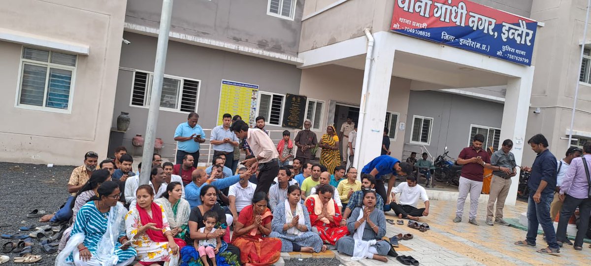 vishwajains's tweet photo. @ChouhanShivraj @OfficeofSSC @mohdept @DGP_MP @comindore @IASassociation @IPS_Association @IndoreCollector @comindore @CP_INDORE @MPDial100 जैन तीर्थ, गोम्मट गिरी #Indore पर फिर से अवैध निर्माण आरंभ? 
दोषियों के विरुद्ध FIR दर्ज हो।
हाई कोर्ट के आदेश का पालन क्यों नहीं? 
#Jain समाज का गांधी नगर थाने पर धरना 
@ChouhanShivraj @CMMadhyaPradesh @DGP_MP https://t.co/oxHD2zVCnL
