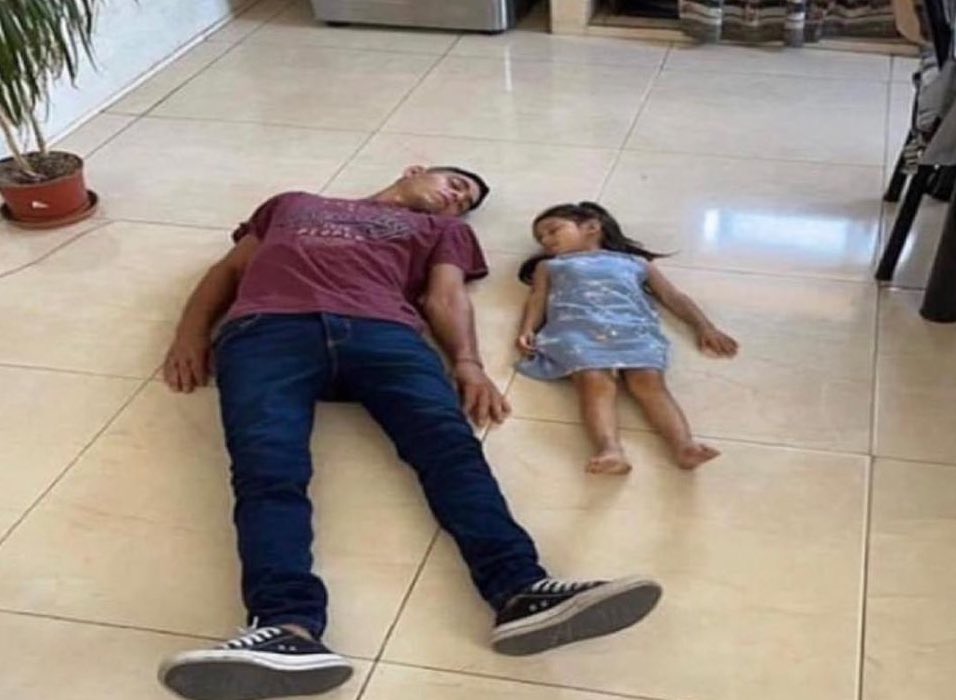 Minha sobrinha: quero brincar com você

Eu: quem dormir primeiro ganha