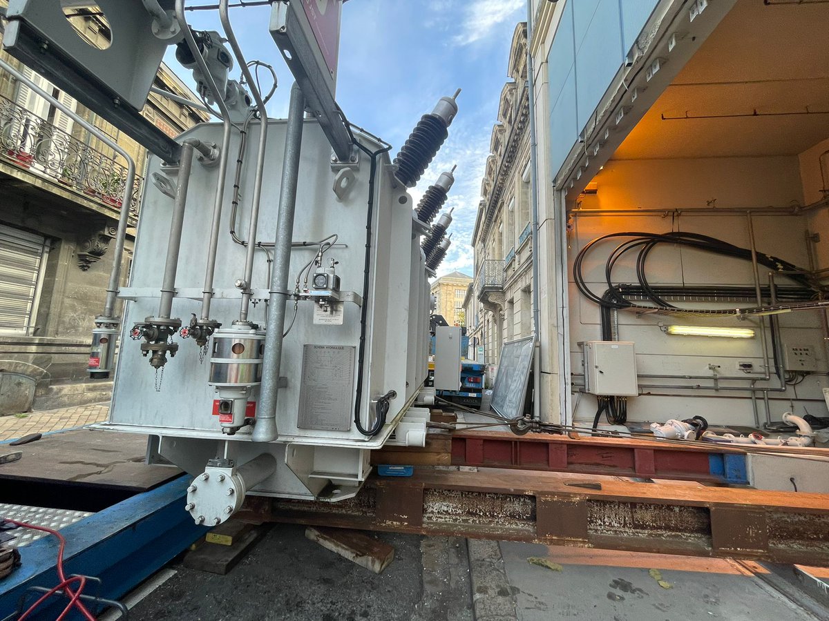 EnedisNelleAqui's tweet photo. Mercredi 27 septembre, près de la gare de #Bordeaux, @enedis installe un transformateur nouvelle génération de 40 tonnes pour sécuriser l’alimentation électrique de 30 000 clients. Coût du chantier : 1 million d’euros.
#servicepublic https://t.co/VpBbMxTbAT
