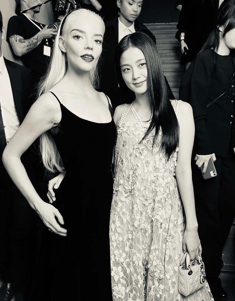 jisoosjpg's tweet photo. jisoo with anya taylor joy https://t.co/tUuQs9NziY