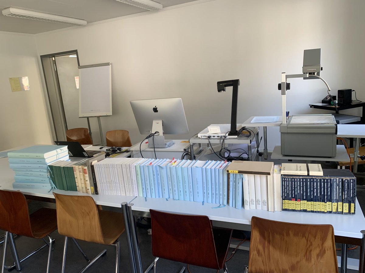 martina_wernli's tweet photo. Voller Einsatz für das Seminar zu Robert Walser - Archiv - Edition - Öffentlichkeit - mit Chris Walt @uzh_ds https://t.co/510NGb9zYU