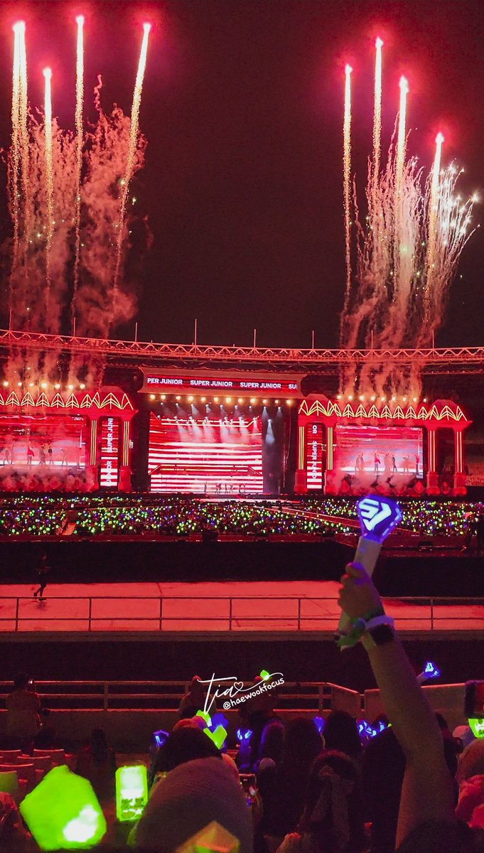 haewookfocus's tweet image. 230923 SMTOWN SMCU PALACE Jakarta

So in love with this pic heheh💖 thanks to the one who waving the subong that high! It makes the pic looks prettier for me 🥹🫶

#SMCU_PALACE #SUPERJUNIORSMTOWNJKT2023 #SMTOWN_LIVE_2023_JAKARTA
#슈퍼주니어 #SUPERJUNIOR @SJofficial
