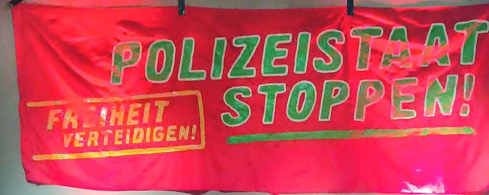 Erneute Öffentlichkeitsfahndung: Antifaschist*innen sollen kriminalisiert und vorverurteilt werden. Dem stellen wir uns entgegen. Wir fordern er die sofortige Einstellung der Verfolgung von Antifaschist*innen, sind solidarisch mit allen Betroffenen rote-hilfe.de/news/bundesvor…