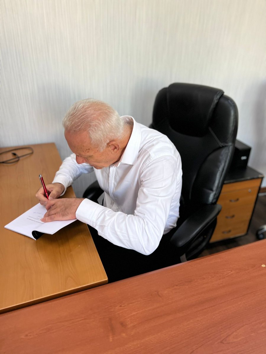 GenerisPublish1's tweet photo. O colaborare frumoasă cu domnul Vitalie Malcoci, autorul cărții  "SCENOGRAFIA BASARABEANĂ". Expertiza sa în acest domeniu este  inspirațională, iar rezultatul final este o carte remarcabilă, care  aduce în prim-plan aspecte deosebite ale scenografiei basarabene. https://t.co/pLc9r2C4UW