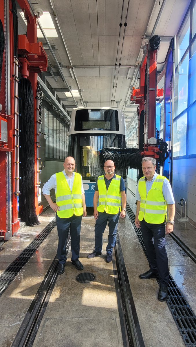 michaelbaumer's tweet image. Das Depot #Oerlikon der @vbz_zueri_linie ist frisch saniert: Highlights sind die Tram-Waschanlage und die neue Unterflurdrehbank, die eckige Tramräder wieder ins Rollen bringt. Eine zeitgemässe ÖV-Infrastruktur gehört zu meinen➡️Legislaturschwerpunkten. stadt-zuerich.ch/dib/de/index/d…