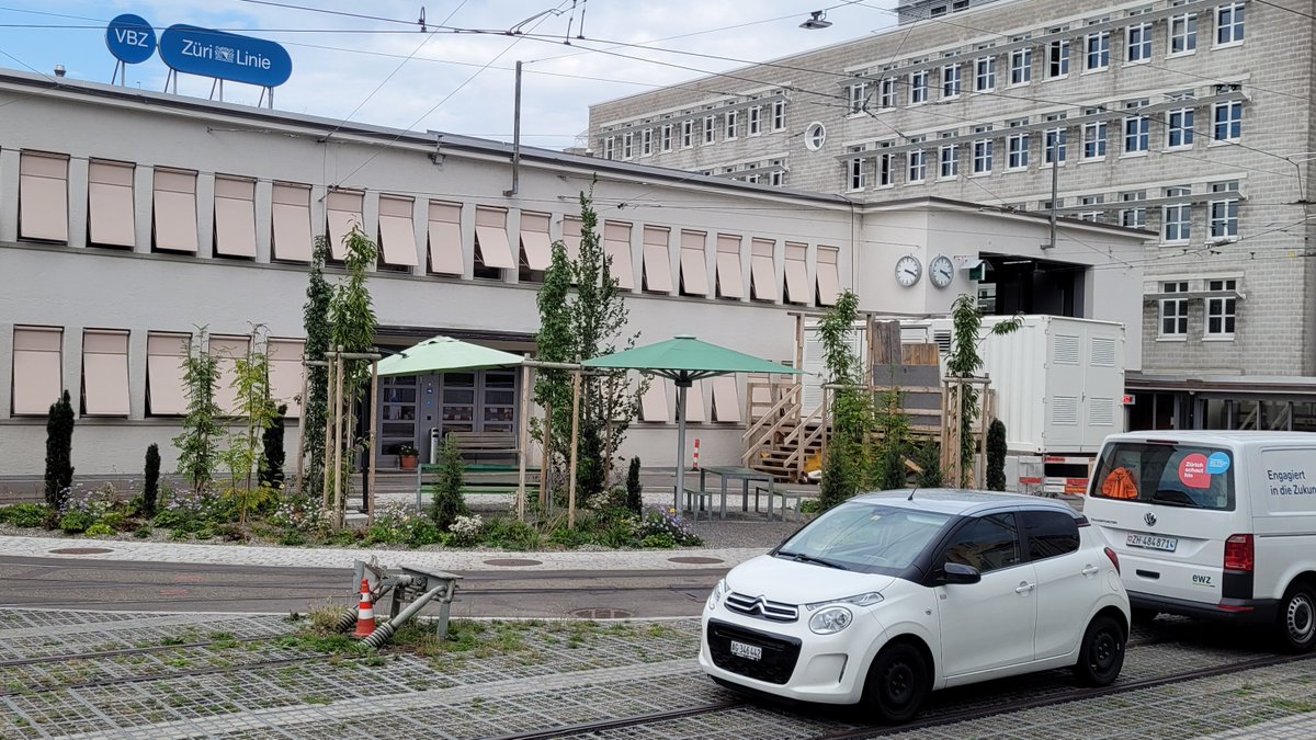 michaelbaumer's tweet image. Das Depot #Oerlikon der @vbz_zueri_linie ist frisch saniert: Highlights sind die Tram-Waschanlage und die neue Unterflurdrehbank, die eckige Tramräder wieder ins Rollen bringt. Eine zeitgemässe ÖV-Infrastruktur gehört zu meinen➡️Legislaturschwerpunkten. stadt-zuerich.ch/dib/de/index/d…