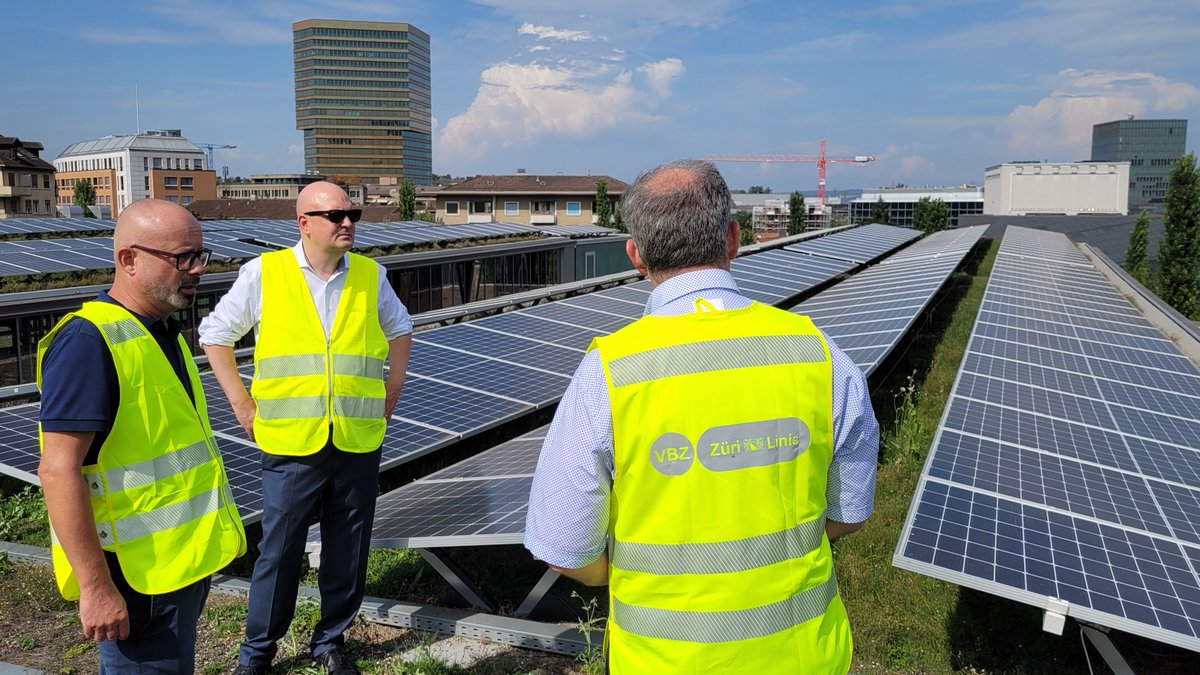 michaelbaumer's tweet image. Das Depot #Oerlikon der @vbz_zueri_linie ist frisch saniert: Highlights sind die Tram-Waschanlage und die neue Unterflurdrehbank, die eckige Tramräder wieder ins Rollen bringt. Eine zeitgemässe ÖV-Infrastruktur gehört zu meinen➡️Legislaturschwerpunkten. stadt-zuerich.ch/dib/de/index/d…
