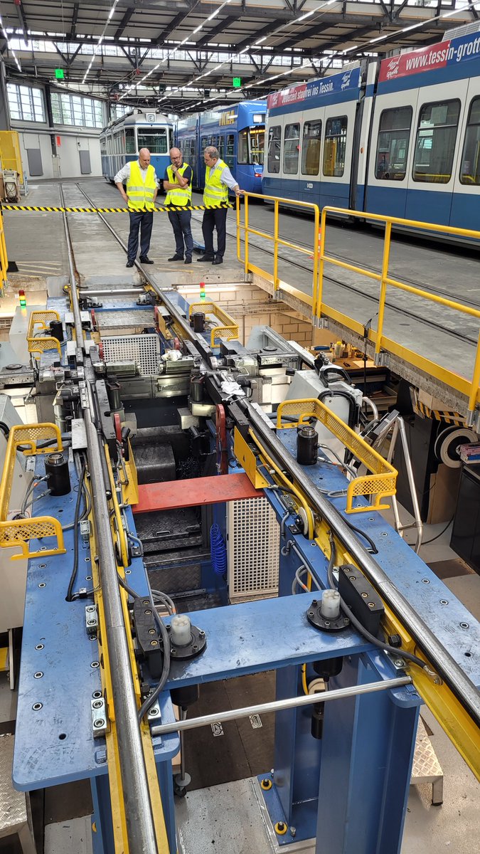 michaelbaumer's tweet image. Das Depot #Oerlikon der @vbz_zueri_linie ist frisch saniert: Highlights sind die Tram-Waschanlage und die neue Unterflurdrehbank, die eckige Tramräder wieder ins Rollen bringt. Eine zeitgemässe ÖV-Infrastruktur gehört zu meinen➡️Legislaturschwerpunkten. stadt-zuerich.ch/dib/de/index/d…