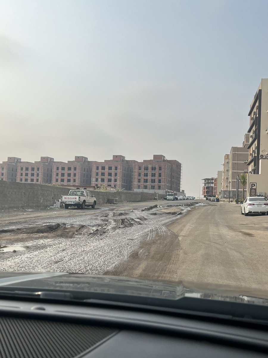 Lujainess's tweet photo. يعني أنا كل يوم اخرج من بيتي على المنظر دا! و سيارتي تتوسخ و بيتي يتوسخ! ايش الحل ؟؟ 

@balady_gov https://t.co/CViY9EsSsR