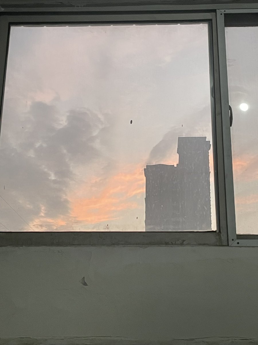 realHaohao1's tweet photo. 上课时幻想天花板上的风扇掉下来，摇摇欲坠的风扇们至此迎来光荣退役。由于我常常看着风扇，于是觉得此刻的他也该在看着什么，风扇也好，车轮也好，沙滩上旋转的风车也是个不错的选择，这样的想法并没有什么依据，只是觉得在公转又自转的地球上两个兜兜转转的人类或许有再次见面的可能性。(图:Ronie) https://t.co/garrDyjWVV