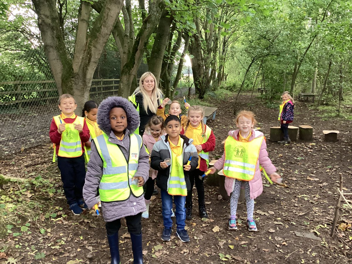 MrsGrayStJames's tweet photo. Lots of fun on our bug hunts today @martinmere @stjamesyear2 https://t.co/970B287YZh