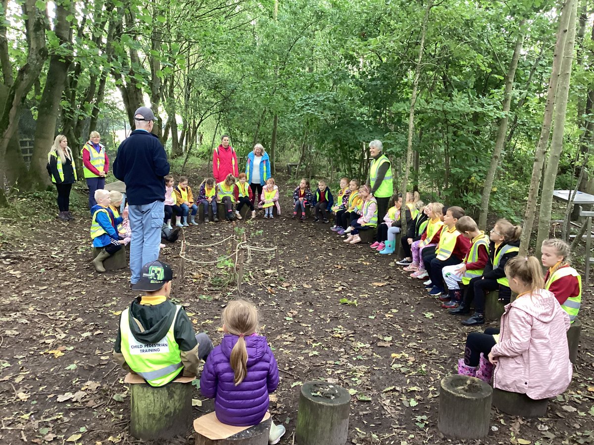MrsGrayStJames's tweet photo. Lots of fun on our bug hunts today @martinmere @stjamesyear2 https://t.co/970B287YZh