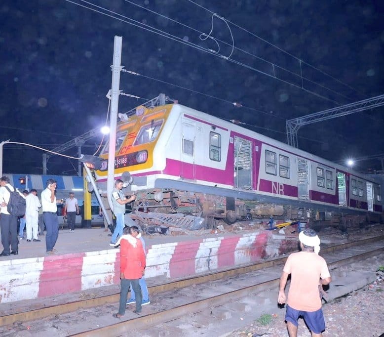 gallinews's tweet photo. Train Chadgayi Platform Par At Mathura Railway Station No Casualty Reported
Read Full News: https://t.co/EvmZ3I3VdQ
#BreakingNews #daily news #Electricmultipleunit #mathura #RailwayStation https://t.co/WLdRiOswA7