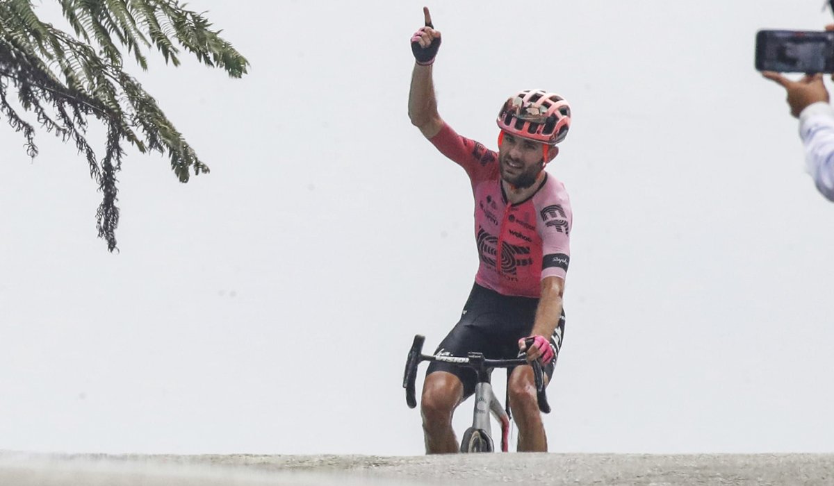 LRoisDuPeloton's tweet photo. Simon Carr a remporté l'étape reine du #Ltdl2023 Tour de Langkawi 🇲🇾 au sommet de Genting Highlands avec 39" d'avance sur Alexander Jefferson Cepeda et 48" sur Pablo Castrillo. Carr prend les commandes du général #ltdl
#cucling #cyclisme https://t.co/XvND9YJJkJ