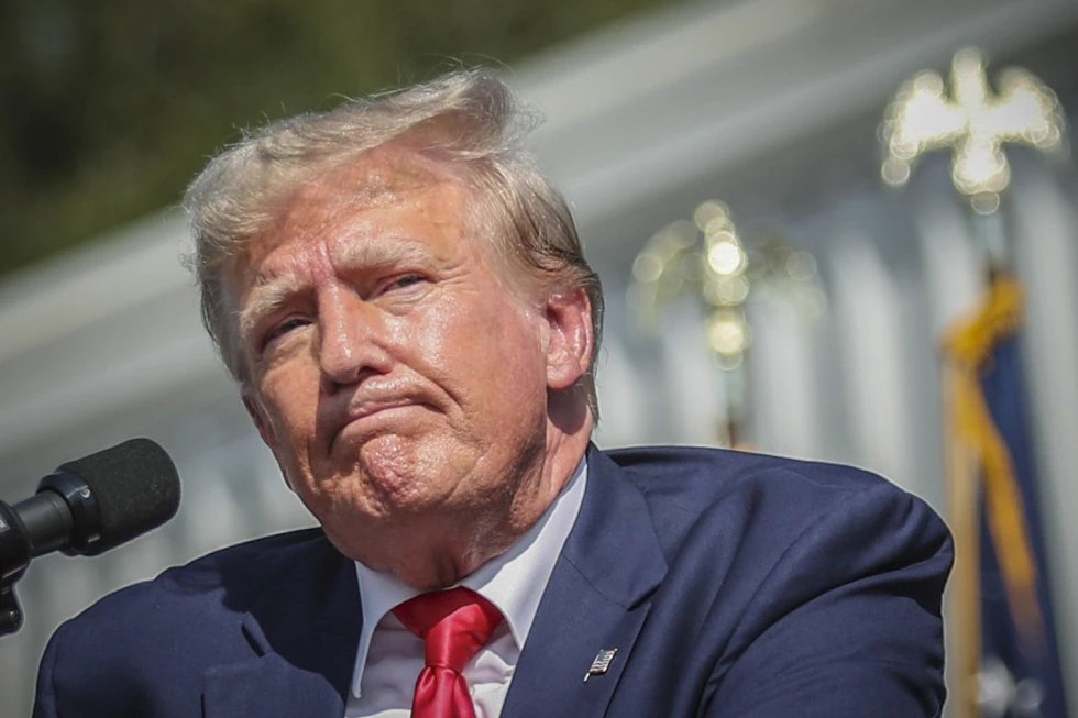 DortmundaBerlin's tweet photo. Ein US-Richter entschied am Dienstag, dass Donald Trump beim Aufbau des Immobilienimperiums, das ihn zu Ruhm und ins Weiße Haus katapultierte, jahrelang Betrug begangen hatte, und ordnete an, dass einige Unternehmen des ehemaligen Präsidenten seiner Kontrolle entzogen und aufgelöst werden.
https://t.co/Wimll6un84