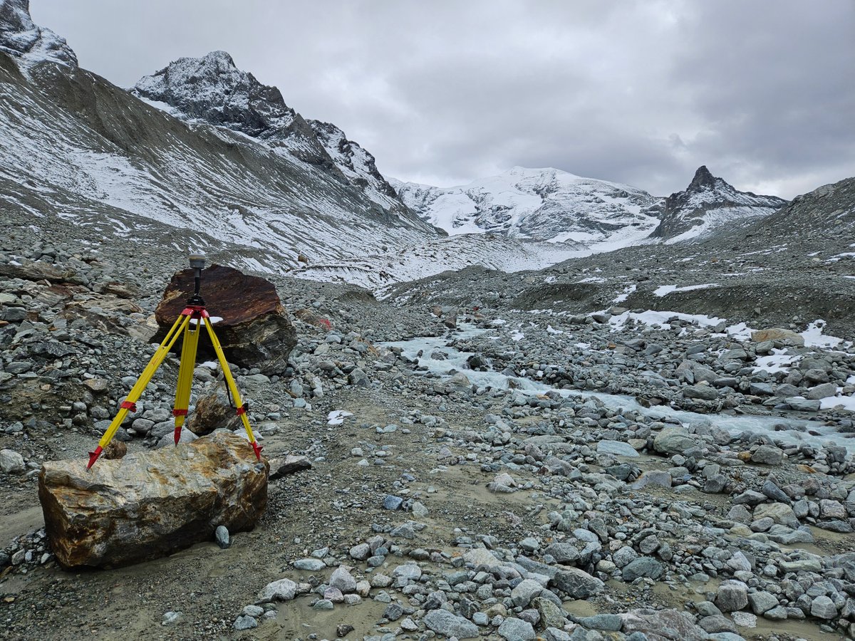 alp_wise's tweet photo. In September, a PhD student did a testing of seismic sensors in #Arolla. Artificial #signals were produced with a sledgehammer 🔨and a metal plate to determine the ground properties. Her project is to study #bedload transport in subglacial streams with environmental #seismology🏔️ https://t.co/6Aif3b6A5s