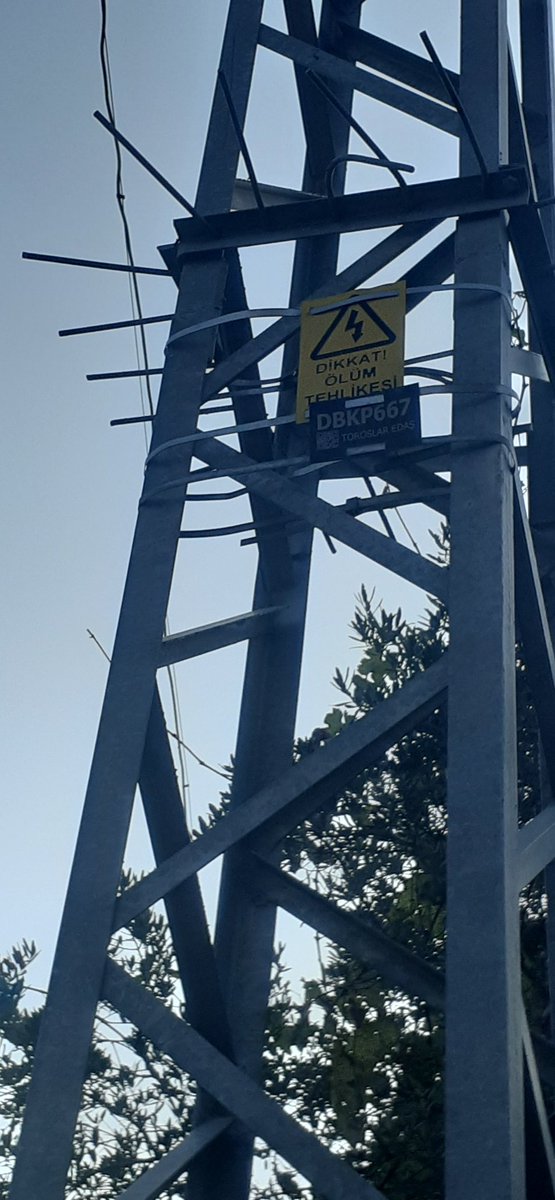 RecaiKasar's tweet photo. İki ay önce şikayetimi 186 tlf bildirmiştir mersin ili tarsus ilçesi sandal mahallesi anadolu sokak daki resimde görülen direkleri aydınlatma armatür ün ampulü yanmıyor ama halen yapılmadı çok karanlık korkuyoruz ilgililerin gereğini yapmalarını rica ederim aksi halde cimer yazac https://t.co/tZqyE30yOV