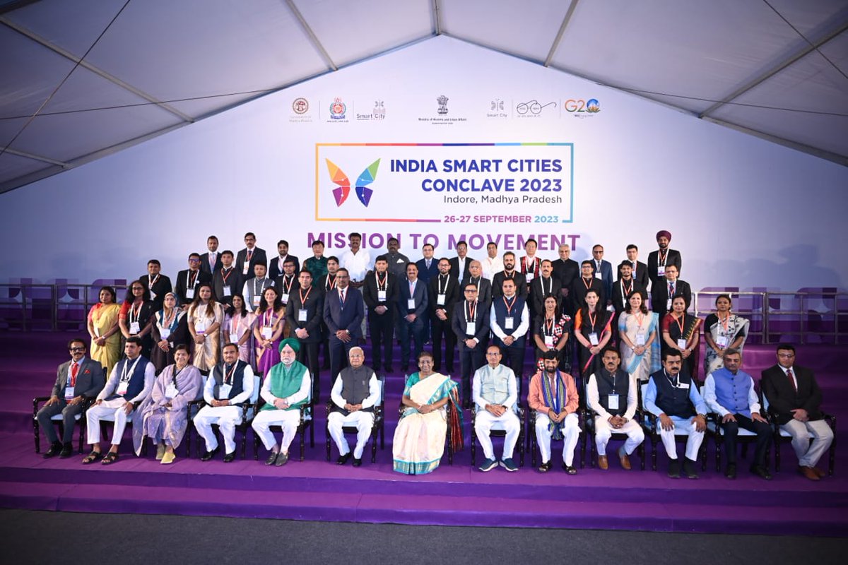 SmartCities_HUA's tweet photo. Hon'ble President graced the #SmartCitiesConclave in Indore, alongside distinguished guests: Madhya Pradesh Governor, Union Cabinet Minister Hardeep Singh Puri, and Chief Minister Shivraj Singh Chouhan Chief minister of Madhya pradesh. https://t.co/qdXibPaVH6