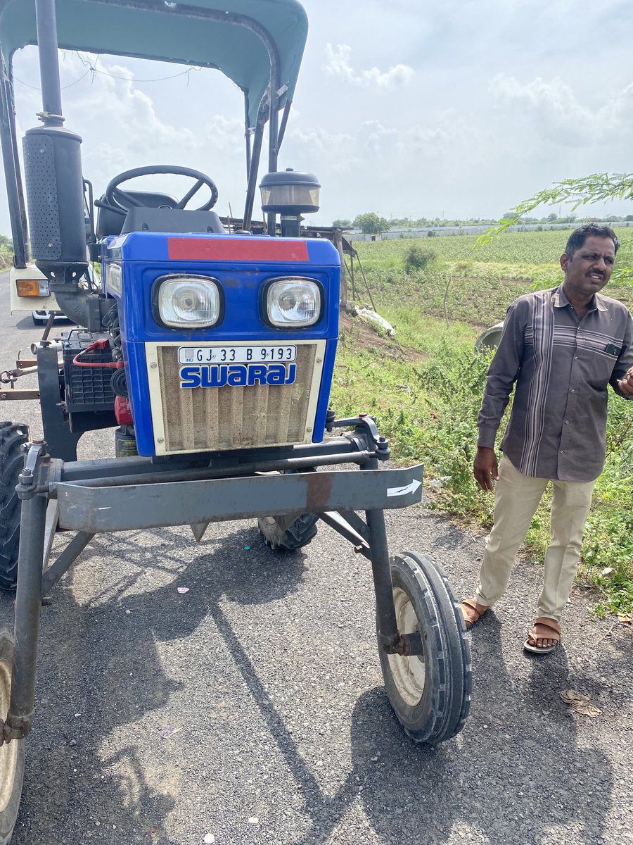anilgb's tweet photo. We met #kishor bhai on way back from free service camp by #mansukhbhai jagani of sanedo & saw this #handio raising the whole tractor on stilts fr #cotton crop spraying & #interculture @giangujarat @anandmahindra @chetanvpatel @Anamikardey @sic https://t.co/4y8MT3GGwA