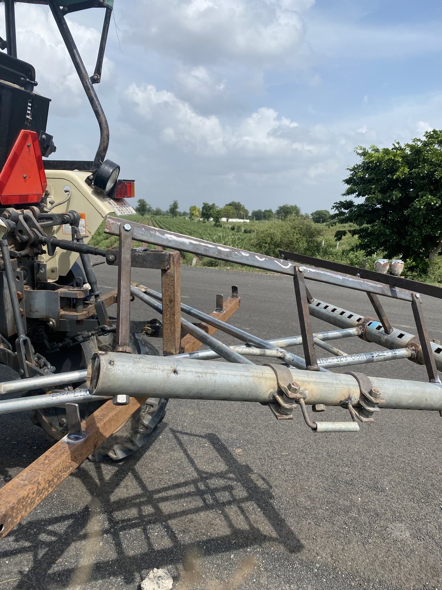 anilgb's tweet photo. We met #kishor bhai on way back from free service camp by #mansukhbhai jagani of sanedo & saw this #handio raising the whole tractor on stilts fr #cotton crop spraying & #interculture @giangujarat @anandmahindra @chetanvpatel @Anamikardey @sic https://t.co/4y8MT3GGwA
