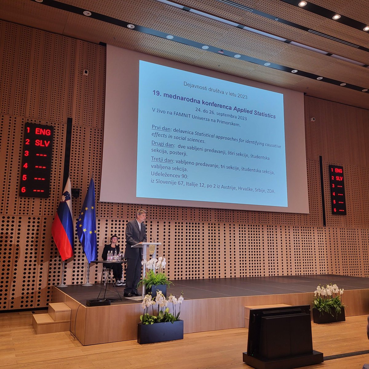 StatSlovenija's tweet photo. Zbrane je nagovoril dr. Matevž Bren, predsednik Statističnega društva Slovenije. Predstavil je delo društva in poudaril odlično sodelovanje s Statističnim uradom. #StatDanBrdo https://t.co/fmiYa0yomU