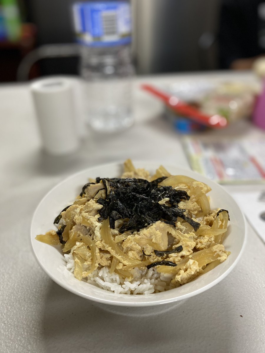 親子丼を食べているマレーシア人の友だちに「What is Oyako don?」って言われたので

親＝Parents
子＝Children

って教えたら、スプーンを置いてめっちゃ悲しそうな顔でこっちを見てきました🥹