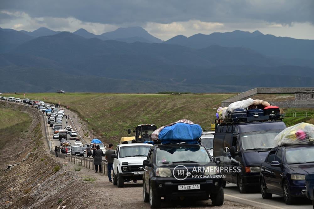 edmarukyan's tweet image. Forcibly displaced persons from Nagorno-Karabakh cross into Armenia via Kornidzor village. There is no doubt Azerbaijan must be held accountable for this act. Photos by Hayk Manukyan
#Kornidzor #Armenia #Nagorno_Karabakh