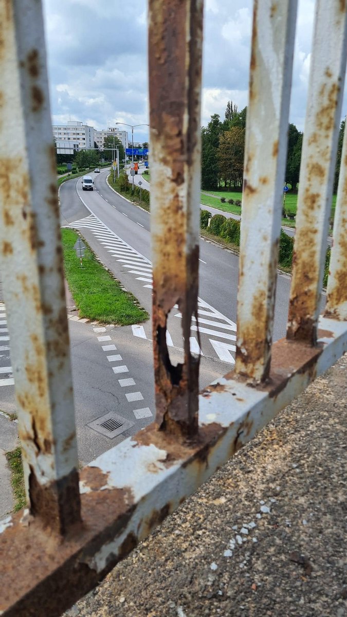 Paralelni_Listy's tweet photo. Městský úřad Hradec: To zábradlí vypadá strašně. Mělo by se opravit. https://t.co/RP3DWHTs2z