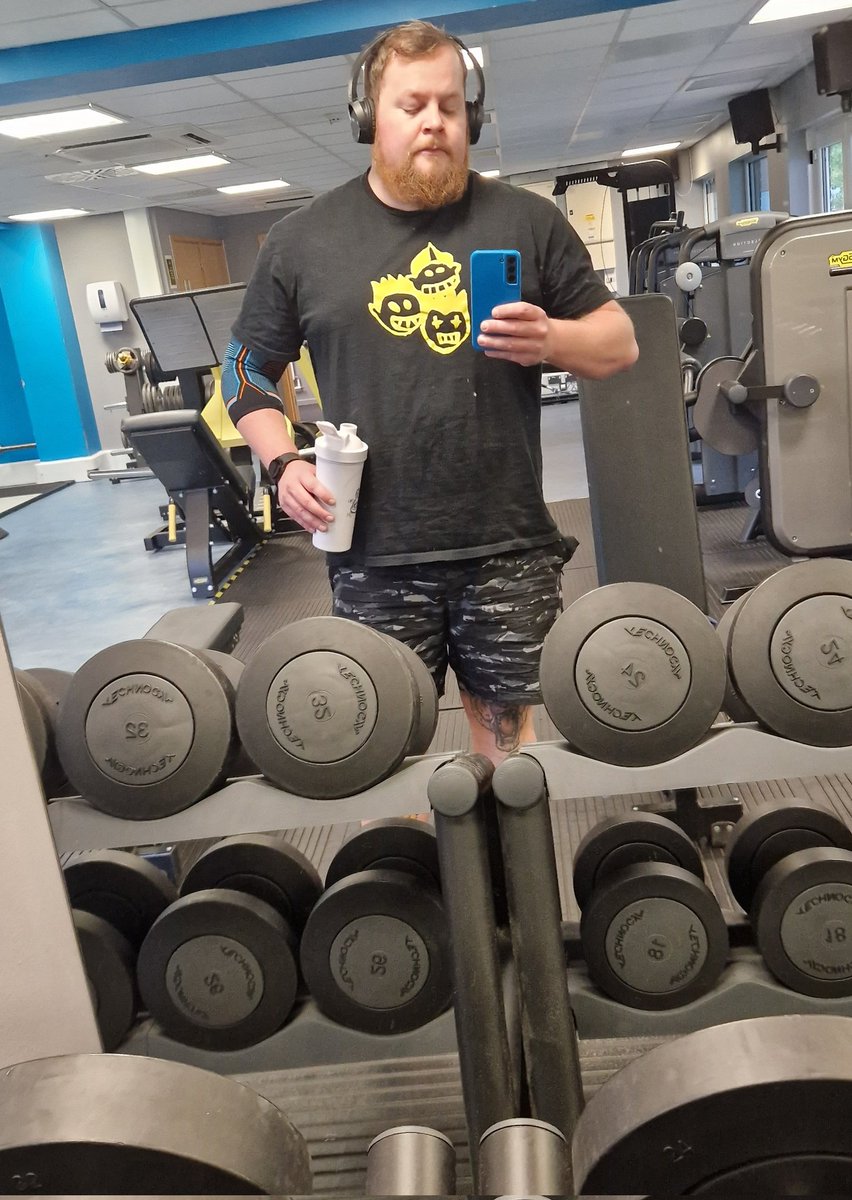 JimmyCarnageAWW's tweet photo. Jimmy Carnage listens to @Busted in the gym. Pass it on. https://t.co/MHKM7hkoXC