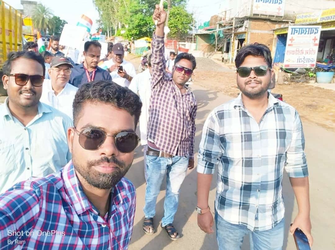 sid_badole's tweet photo. तहसील शहपुरा जिला डिंडोरी में पटवारी साथी श्रीमान सोहन साहू जी विगत 5 दिनों से पटवारी संघ की जायज मांगों के समर्थन में आमरण अनशन पर बैठे हैं, उन्हें संबल देने विभिन्न जिलों से पटवारी साथी डिंडोरी पहुंचे।
#पटवारी_आमरण_अनशन
#2800gradepay
@ChouhanShivraj 
@OfficeOfKNath @Sohansahu94 https://t.co/qOTkTefZfh